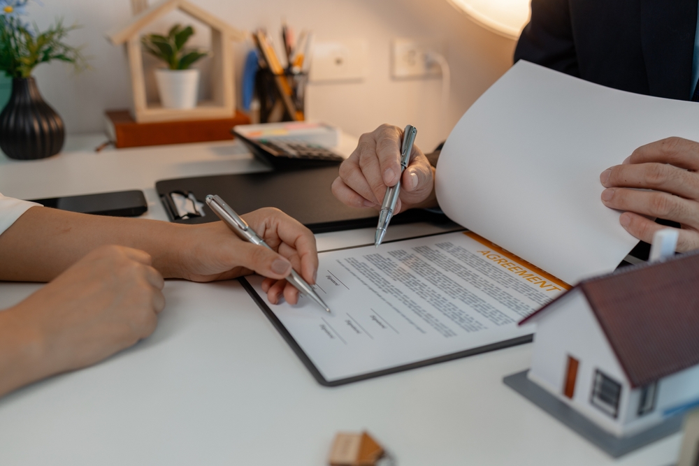 Staff,Is,Explaining,The,Information,About,The,House,Lease,Contract